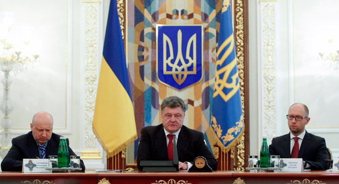 Petro Porochenko (au centre) a affirmé le 28 août que la Russie avait bien envoyé des troupes en Ukraine. Crédit : Reuters