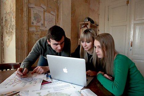 Jeunes activistes travaillant sur des projets d'aménagement de Moscou. Crédit : RIA Novosti