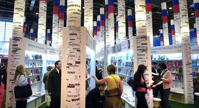 Le Salon du livre de Paris de 2005, dont la Russie était l'invitée d'honneur, a attiré des « foules de de visiteurs » désireux de rencontrer les écrivains russes et d'acheter leurs livres. Crédit : AFP/East News