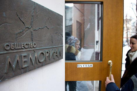 Devant le siège moscovite de l'ONG russe Memorial (Crédit photo : AP)