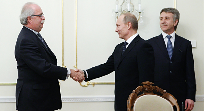 Moscou, 2 mars 2011 : Le PDG de Novatek Leonid Mikhelson (à droite) regarde de Premier ministre russe Vladimir Poutine serrer la main au PDG de Total Christophe de Margerie à la résidence de Poutine à Novo-Ogariovo, près de Moscou. Crédit : AFP / East News