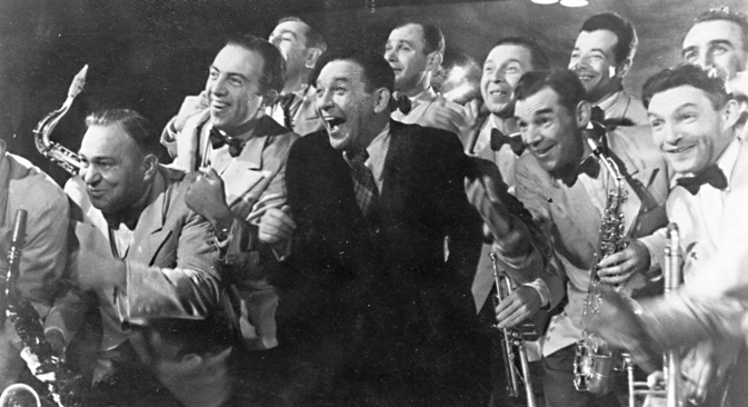 Le chanteur Léonid Outiossov et le groupe de jazz The Jolly Fellow (1930). Crédit : Getty Images / Fotobank