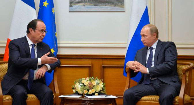 La rencontre des présidents François Hollande (à g.) et Vladimir Poutine s'est déroulée à l'aéroport gouvernemental Vnoukovo-2 de Moscou. Crédit : Alexeï Droujinine/RIA Novosti