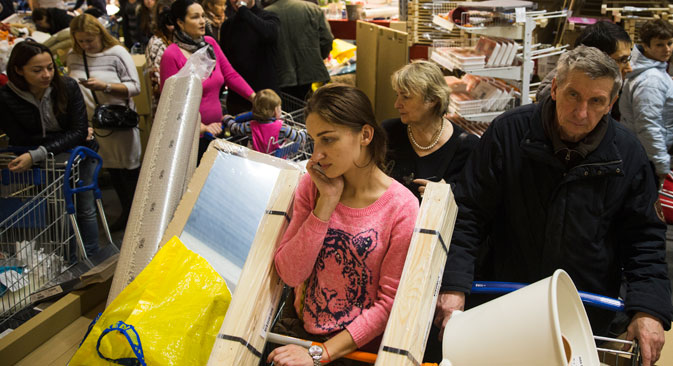 Acheteurs dans un magasin Ikea à Moscou. Crédit : AP