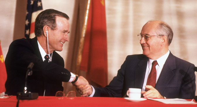 George H. W. Bush et Mikhaïl Gorbatchev se serrent la main lors du sommet de Malte en 1989. Crédit : Getty Images/Fotobank