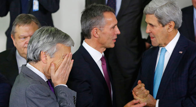 De gauche à droite : Le ministre belge des Affaires étrangères Didier Reynders, le Secrétaire général de l’Otan Jens Stoltenberg, le Secrétaire d’État américain John Kerry le 2 décembre dernier à Bruxelles. Crédit : Reuters