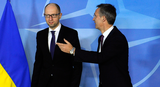 Nato-Generalsekretär Jens Stoltenberg (rechts) begrüßt den ukrainischen Ministerpräsidenten Arsenij Jazenjuk während des Nato-Gipfeltreffens in Brüssel am 15. Dezember 2014. Foto: Reuters