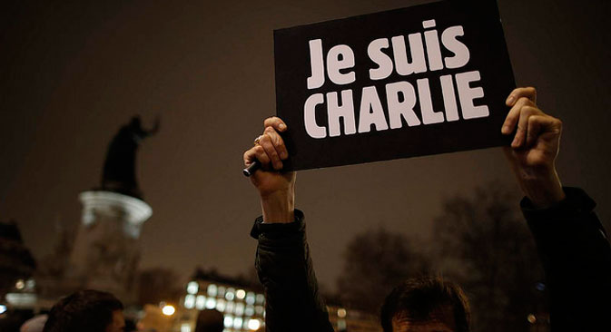 Plusieurs milliers de personnes se sont rassemblées sur la place de la République à Paris après l'attaque meurtrière de Charlie Hebdo, mercredi 7 janvier 2015. Source : flickr/Keno Photography - Kenan Šabanović