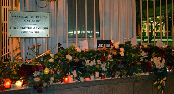 Fleurs et chandelles devant l'ambassade de France à Moscou. Crédit photo : Flora Moussa/RBTH