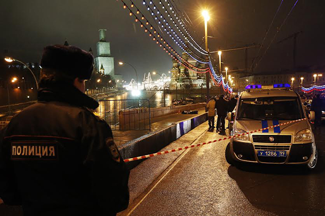 Un policier près des lieux de l'assassinat de l'homme politique russe Boris Nemtsov. Crédit : Mikaïl Djaparidze/TASS