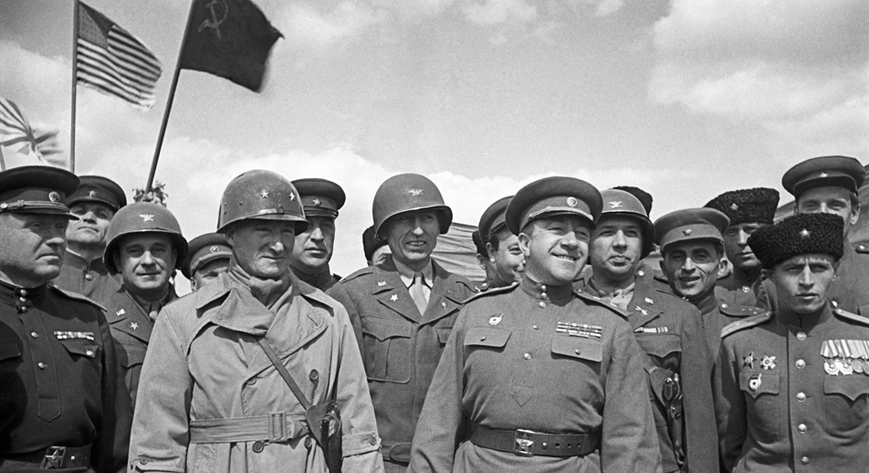 Des officiers russes et américains lors d’un meeting à l’occasion de la rencontre sur l’Elbe en mai 1945. Au centre, Lieutenant général Nikolaï Oslikovski. Crédit : Petr Bernshtein/RIA Novosti