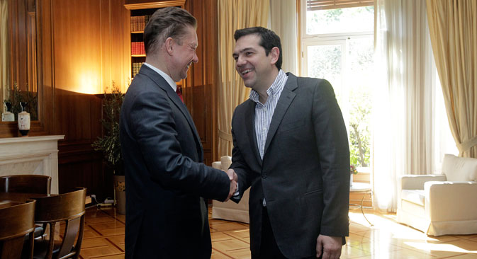 Le Premier ministre grec Alexis Tsipras (à droite) salue le PDG de Gazprom Alexeï Miller. Crédit : EPA