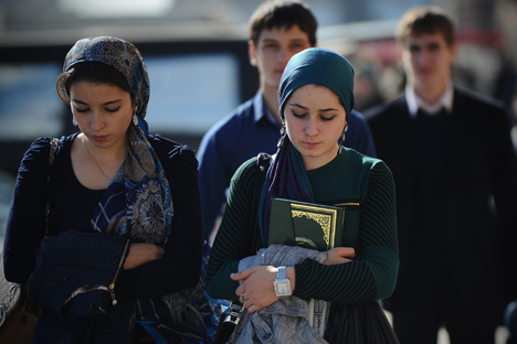 Deux jeunes femmes respectueuses du code vestimentaire, à Grozny en 2012. Crédit : RIA Novosti 