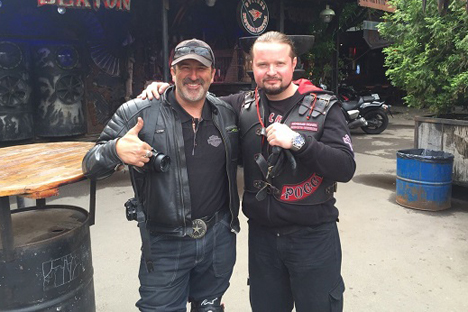 Eric Lobo et un motard du club russe Loups de la nuit. Source : club Loups de la nuit 