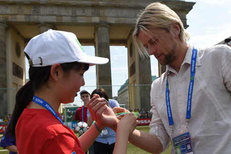 Anatoliy Tymoshchuk avant la finale du tournoi pour enfants le Football et de l’Amitié, le 6 juin 2015, à Berlin. Source : service de presse