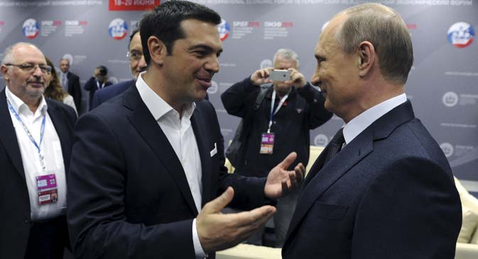 Le Premier ministre grec Alexis Tsipras (à g.) parle avec le président russe Vladimir Poutine lors d’une session du Forum international économique de Saint-Pétersbourg, le 19 juin 2015. Crédit : Reuters