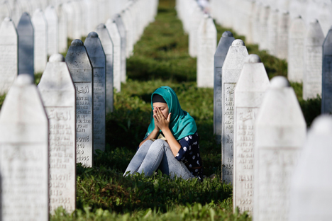 11 juillet 2015 : Une femme pleure parmi les tombes du mémorial de Potočari, près de Srebrenica, en Bosnie-Herzégovine.