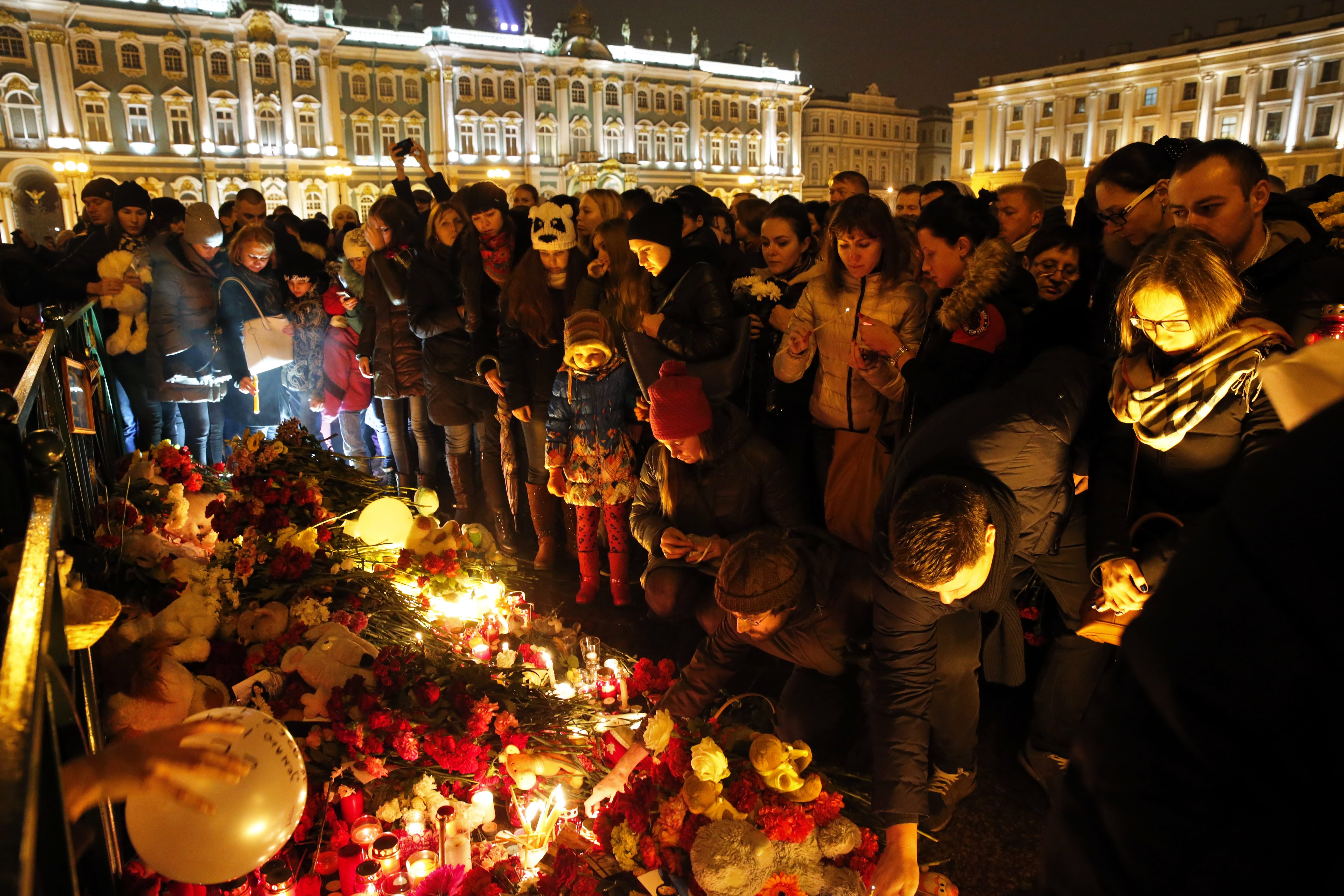 Nach dem tragischen Flugzeugabsturz in Ägypten mit 224 Todesopfern wurde der 1. November in Russland zum nationalen Trauertag erklärt. Menschen kamen mit Blumen und Kerzen auf den Dwortsowaja-Platz in Sankt Petersburg. 