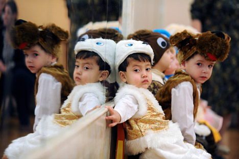 Des orphelins de Veliki Novgorod lors d'une célébration du Nouvel An.