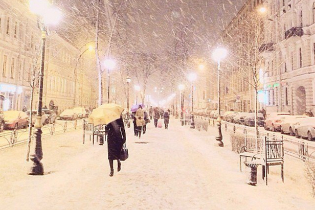 Vias para carros e pedestres acordaram cobertas de neve