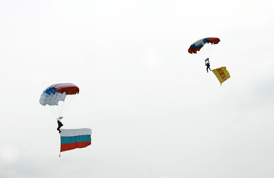 Une équipe de sportifs parachutistes dirigée par Sergueï Trouchine, champion de Russie et maître ès sports de classe international, a ouvert le festival.