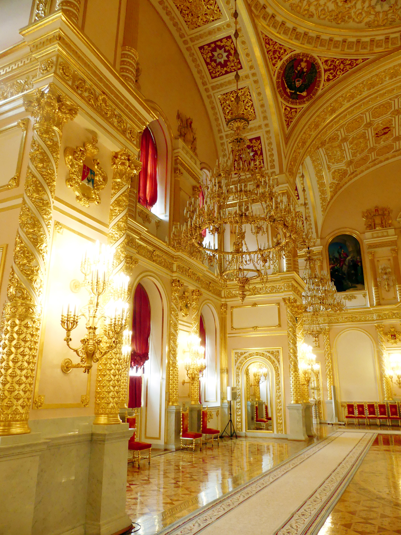 A escadaria de honra conduz a cinco salões solenes, denominados conforme as cinco ordens honoríficas russas: São Jorge, Santo André, Santo Aleksandr, São Vladímir e Santa Catarina.