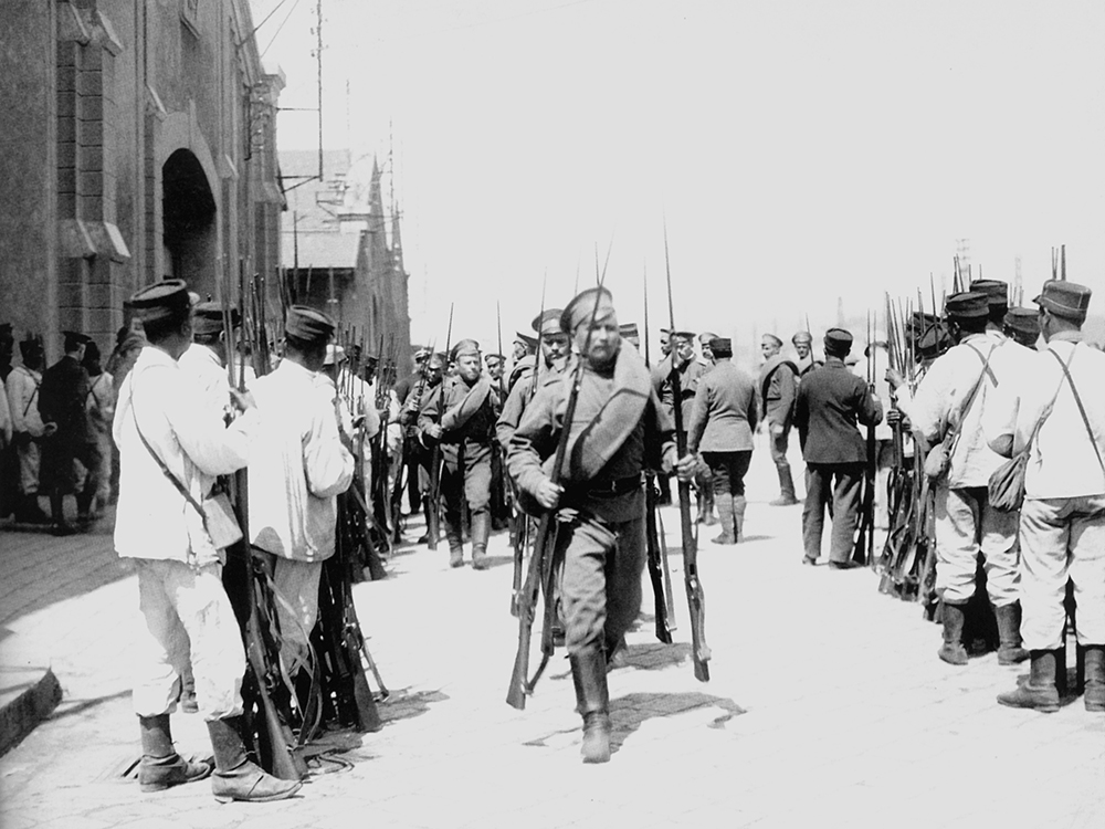 Arrivée enfin à Marseille le 20 avril pour les premiers navires et distribution de fusils Berthier aux hommes heureux d’être à terre.