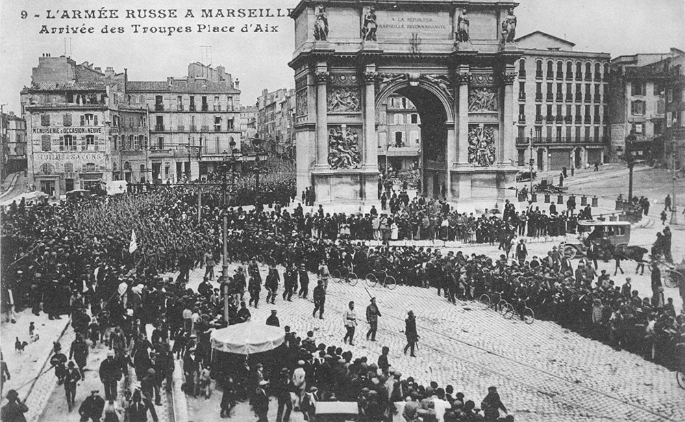 Après un défilé triomphal en ville, les Russes arrivent à la Porte d’Aix, couverts de fleurs.
