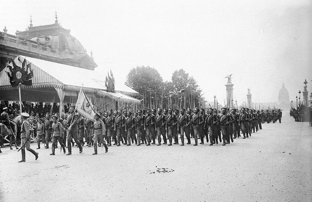 Le 14 juillet 1916, un bataillon va défiler sur les Champs Elysées, ils sont ici sur l’avenue qui s’appelait alors « Nicolas II ».
