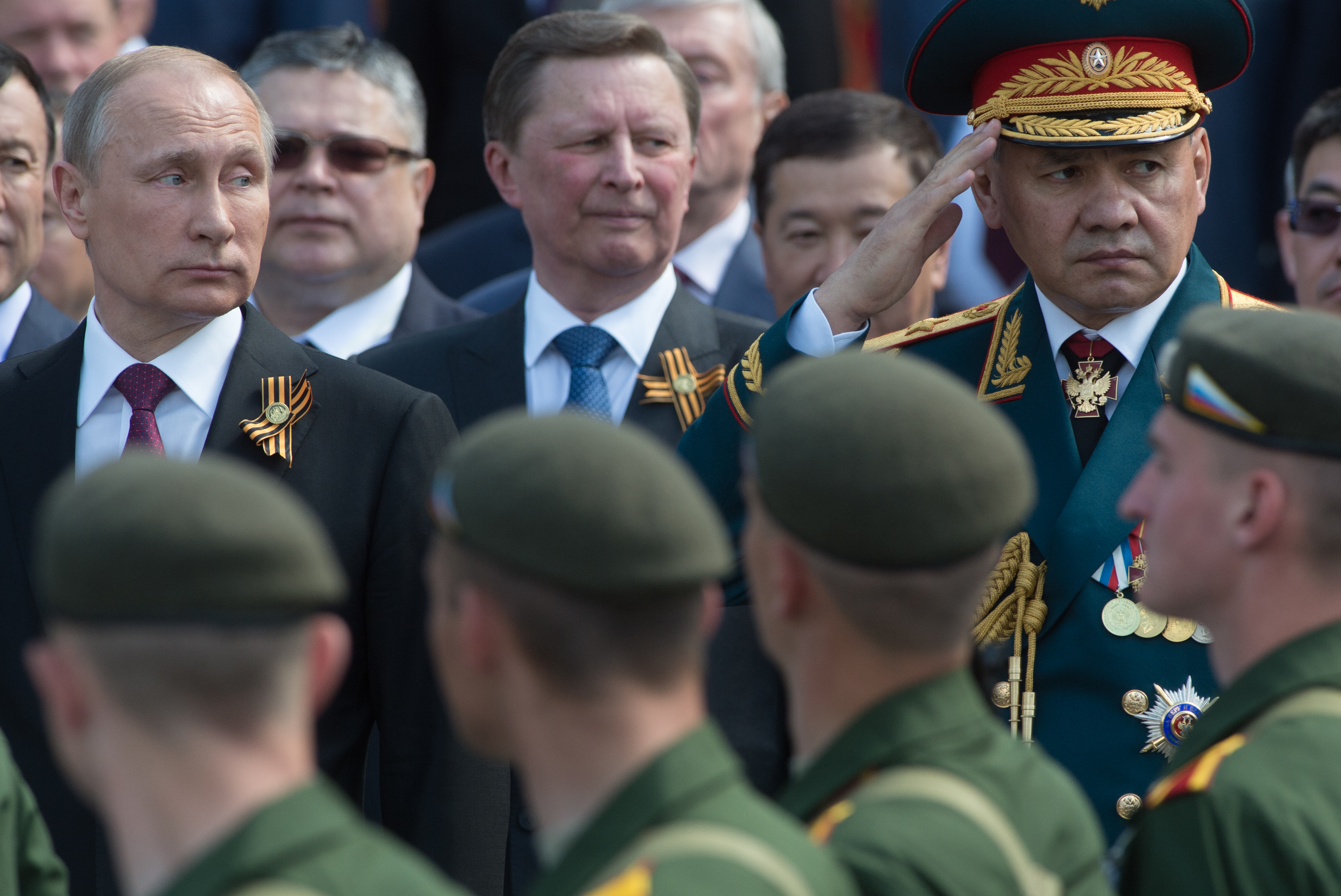 Le président Vladimir Poutine, le chef de son cabinet Sergueï Ivanov et le ministre russe de la Défense Sergueï Choïgou. 