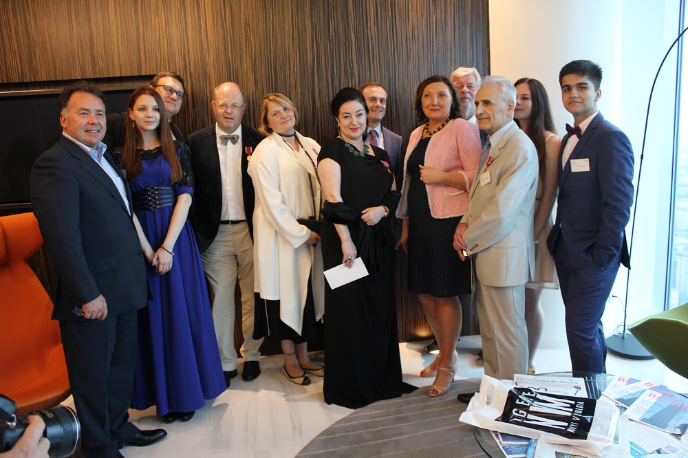 La présidente de La Renaissance française en Russie Zoya Arrignon (5ème à droite) en compagnie des lauréats et des partenaires. 