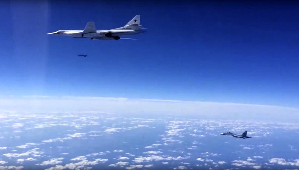 Un Tu-160 russe escorté par un Su-30SM dans le ciel syrien.