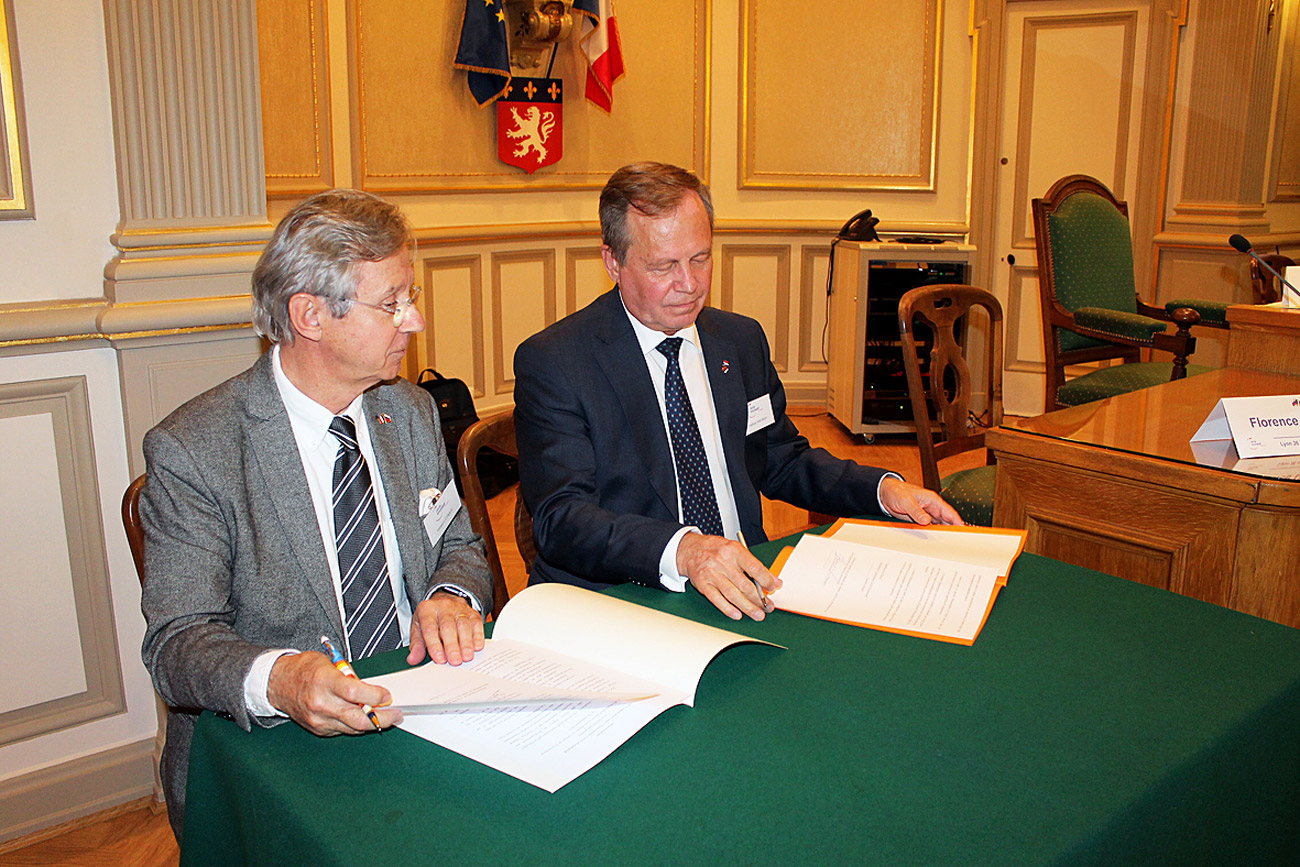 Gérard Lutique, Président du Cercle Kondratieff et Vladimir Nikonov, directeur de l’Agence de promotion des investissements de la région de Novossibirsk signent le protocole d’accord de collaboration.