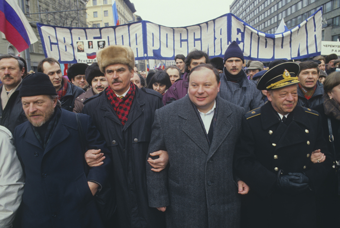 L'économiste Egor Gaïdar participe à une marche à Moscou, en 1990. "Liberté, Russie, Eltsine", dit la banderole. 