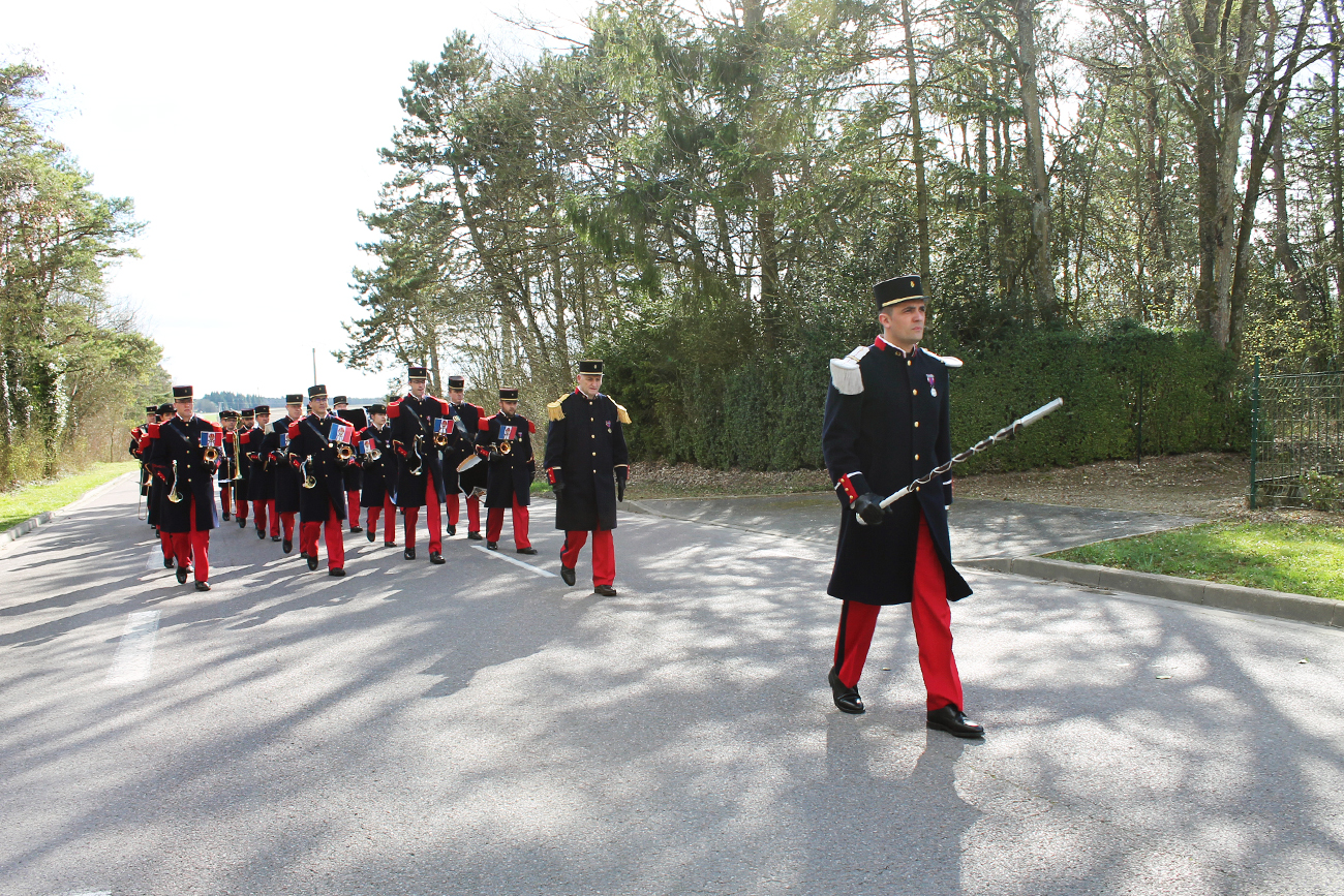 L'orchestre militaire arrive au cimetière de Saint-Hilaire-le-Grand.