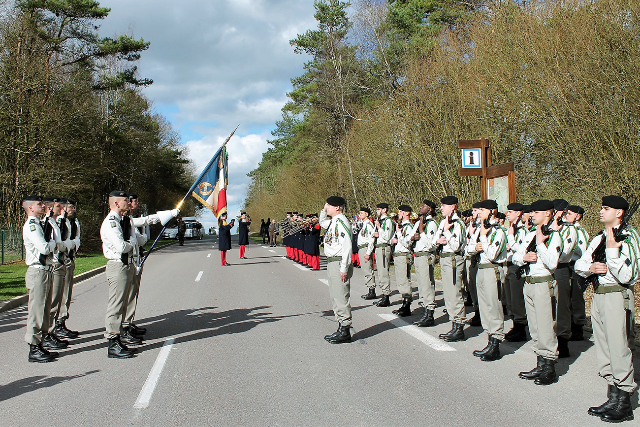 Honneurs au drapeau, revue de troupes devant le cimetière de Saint-Hilaire-le-Grand.