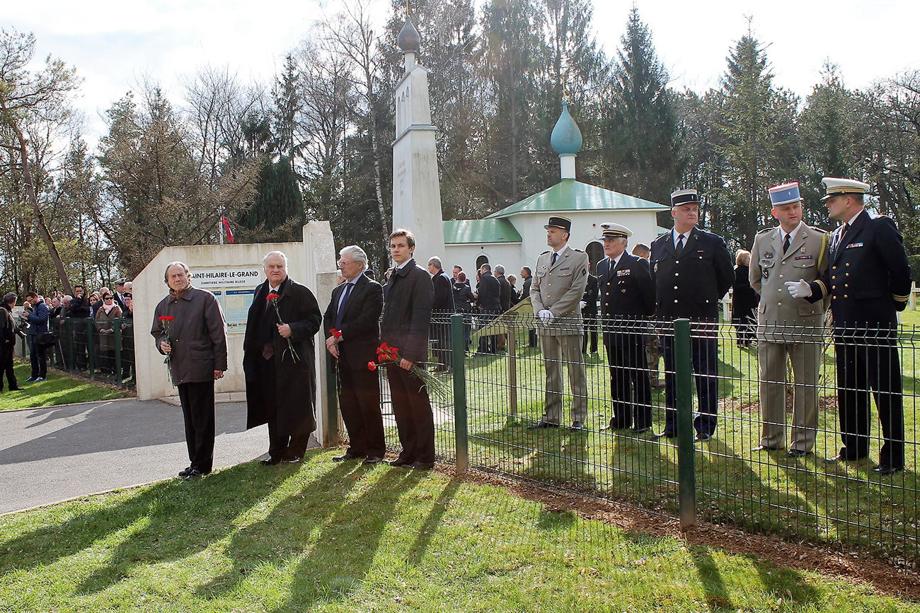 Les représentants de diaspora russe et les militaires français attendent l’arrivée du secrétaire d’État auprès du ministre de la Défense chargé des Anciens combattants et de la Mémoire, Jean-Marc Todeschini.