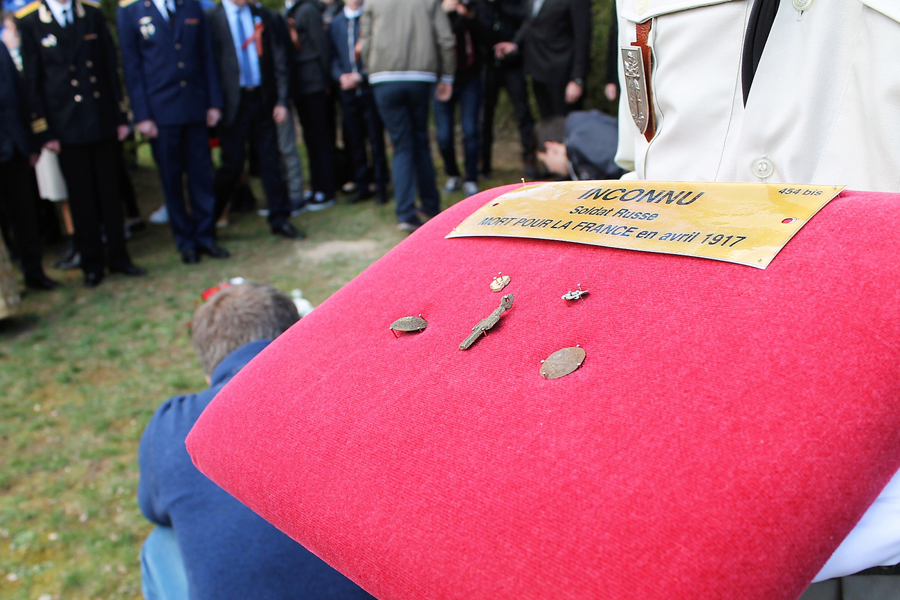 Les objets ayant appartenu au soldat russe. Des boutons d’uniforme frappés d’un aigle bicéphale et une croix orthodoxe ont été trouvés sur la dépouille.