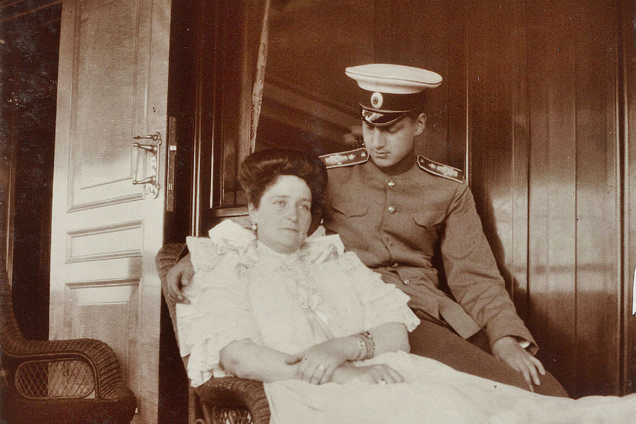 Le grand-duc Dimitri pendant un voyage à bord du yacht Standart en compagnie de l’impératrice Alexandra Fedorovna, 1909. L’impératrice a toujours eu une attitude chaleureuse envers le grand-duc Dimitri qui avait à peu près le même âge que ses filles.