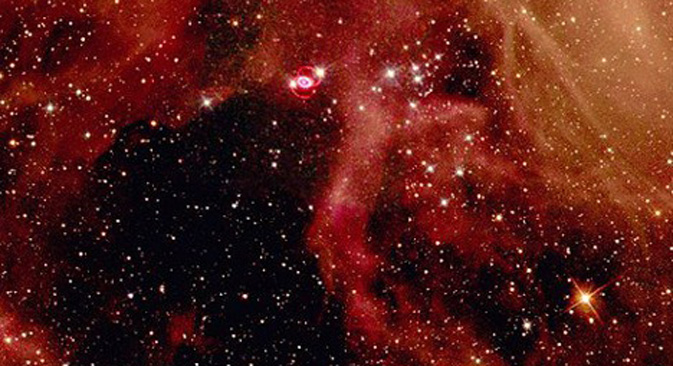 Ostaci supernove SN1987A (sjajno polje s dva crvena prstena iznad središta). Fotografija teleskopa „Hubble“, slobodni izvori.