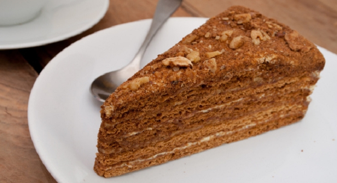 Najomiljeniji ruski desert od meda je, izgleda, torta „Medovik“ – složeni kolač za čiju je pripremu potrebno mnogo vremena. Izvor: Lori / Legion Media.