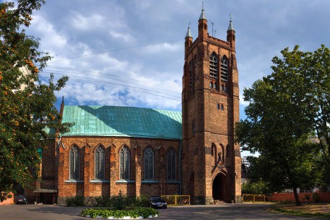 Arhitektonska ideja crkve bila je da oživi atmosferu viktorijanske provincije. Izgrađena je u pseudogotskom stilu, s biforama i vitražima. Izvor: ITAR-TASS.