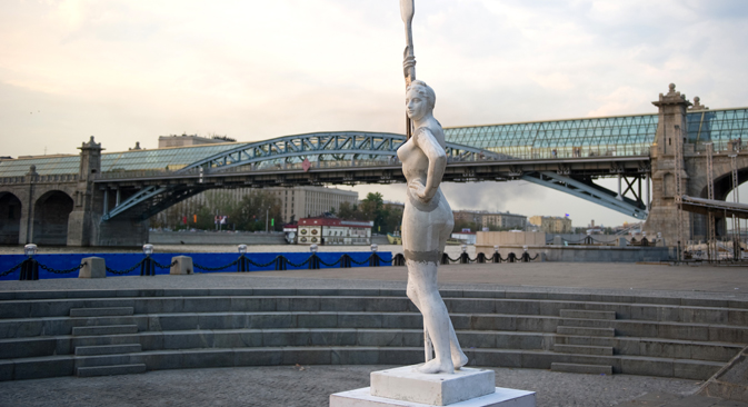 Poznata sovjetska skulptura „Žena s veslom“ smatra se simbolom Parka Gorkog. Izvor: RIA „Novosti“.