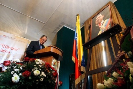 Ruski ministar vanjskih poslova Sergej Lavrov upisuje se u knjigu žalosti za Huga Cháveza tijekom svojeg posjeta venezuelanskom veleposlanstvu u Moskvi, 6. ožujka 2013. Izvor: Reuters