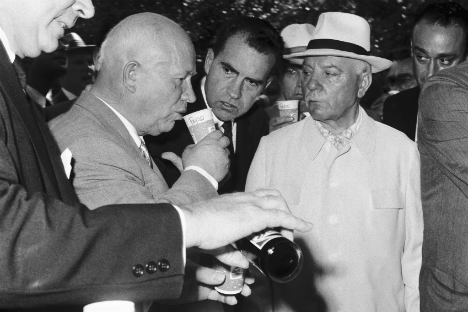 Američki predsjednik Richard Nixon i sovjetski premijer Nikita Hruščov obilazili su paviljone u moskovskom parku Sokoljniki koje su 1959. konstruirali američki inženjeri. Jack Masey, glavni dizajner paviljona, rekao je da cilj izložbe nije bio zadiviti Sovjete i uvjeriti ih da je kapitalizam bolji od komunizma, već im ispričati priču o samim Amerikancima. Donald Kendall, tadašnji glavni čovjek Pepsija dao je Nikiti Hruščovu čašu s Pepsijem i čašu s pićem koje se proizvodilo i Moskvi. Sovjetski lider je veselo odgovorio : „Moskovsko je bolje!“. Foto: Corbis/Foto SA.