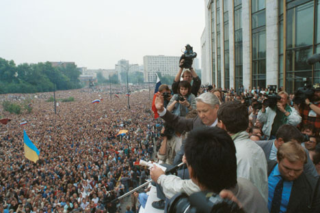Deseci tisuća pristalica Borisa Jeljcina ispred Bijelog doma u Moskvi. Izvor: ITAR-TASS