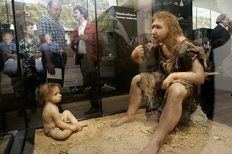 Jedna od novijih rekonstrukcija neandertalskog muškarca i djeteta. Nova saznanja govore da su oni imali mnogo „ljudskiji" izgled nego što se to vjerovalo prije nekoliko desetljeća. Izvor: AFP / Patrick Bernard