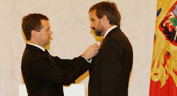 Dmitrij Medvedev nagrađuje Hermanna Parzigera Ordenom prijateljstva (2009.), najvišim priznanjem koje Ruska Federacija dodjeljuje stranim državljanima. Izvor: Kremlin.ru