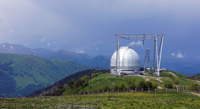 Kroz prozore opservatorija pruža se divan pogled na snježne planinske vrhove i mirne doline.