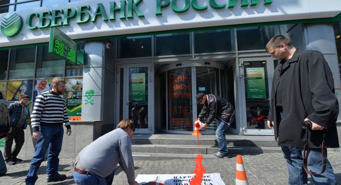 Zgrada glavnog ureda Sberbanke u Kijevu polivena bojom i prešarana grafitima. Fotografija iz slobodnih izvora.